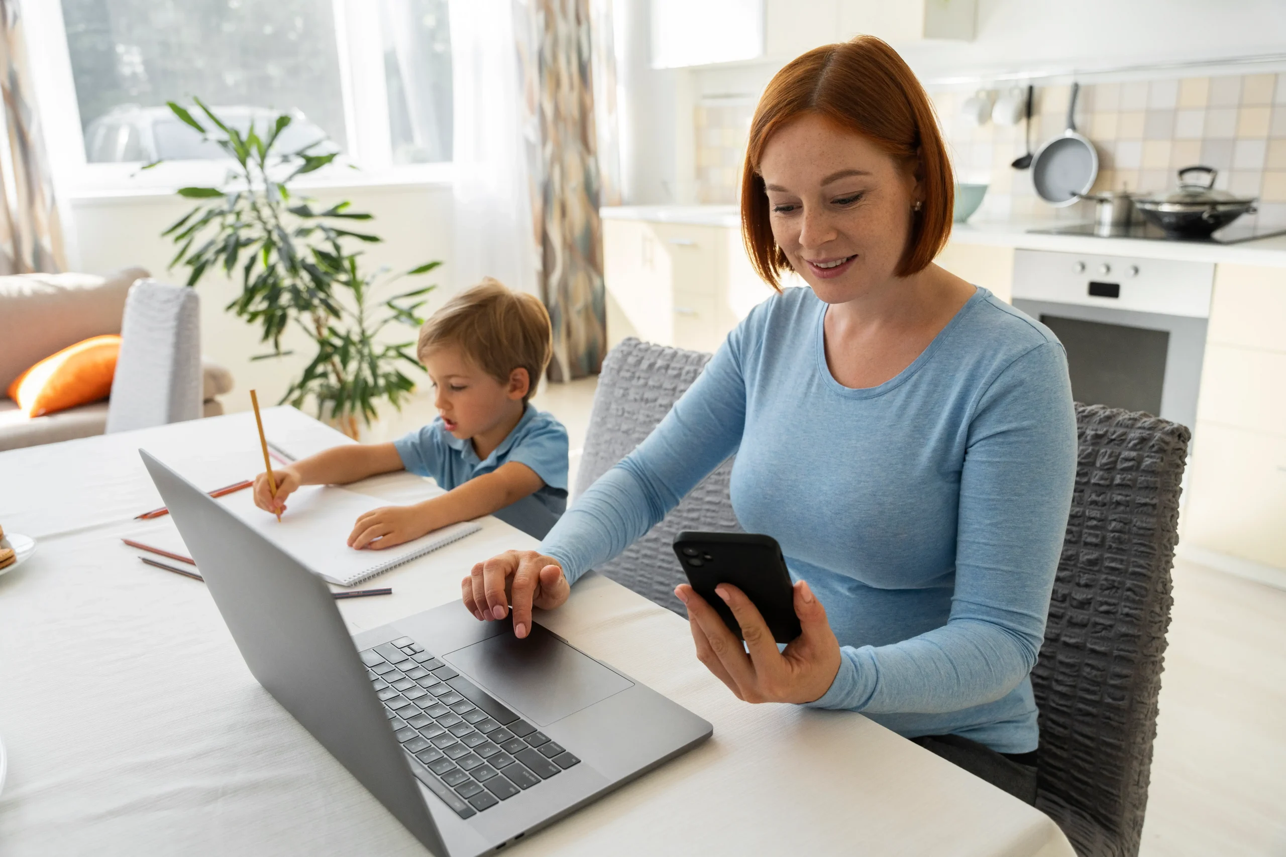 dame votant sur son téléphone à côté de son enfant